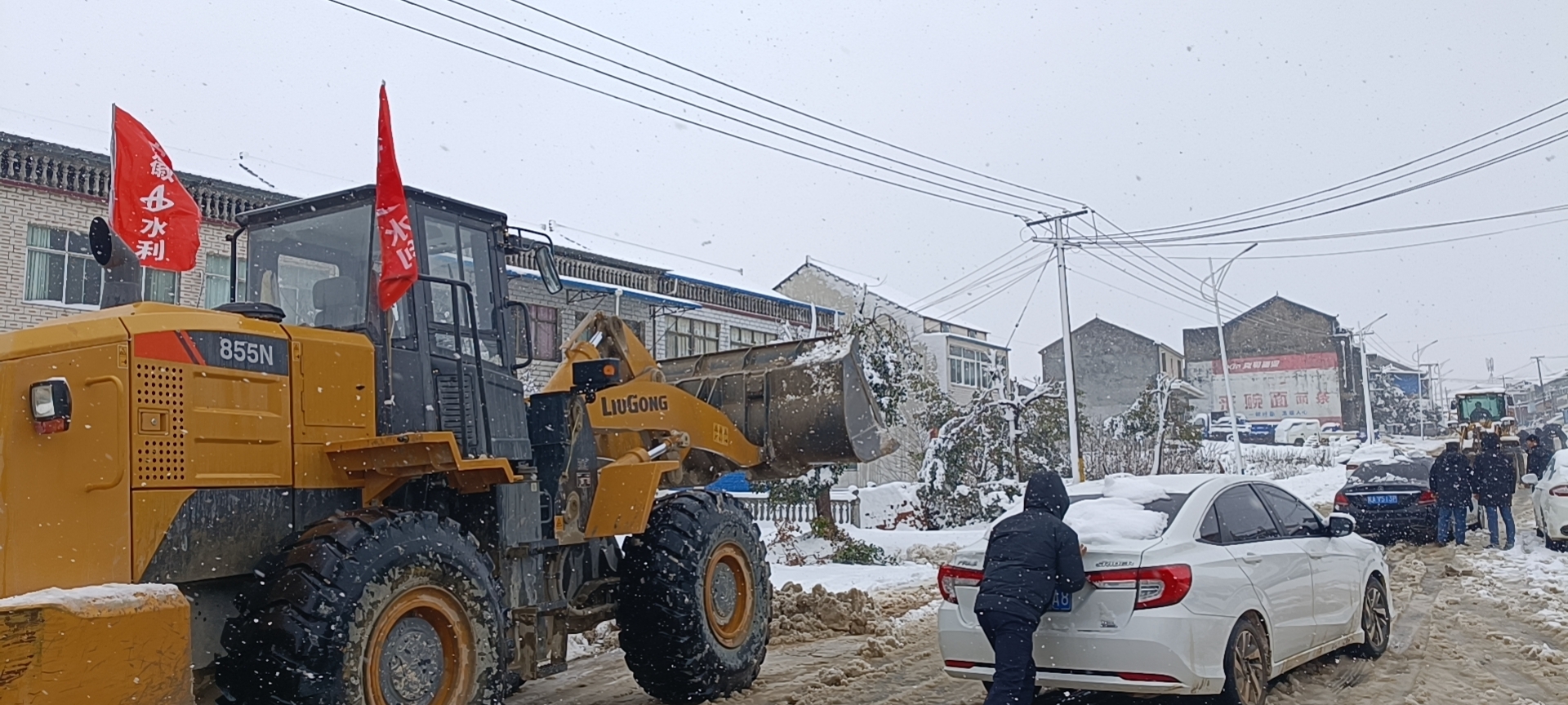 2月7日，，，，，，安徽水利望江G35项目组织人员、机械为S237省道除雪保通.jpg