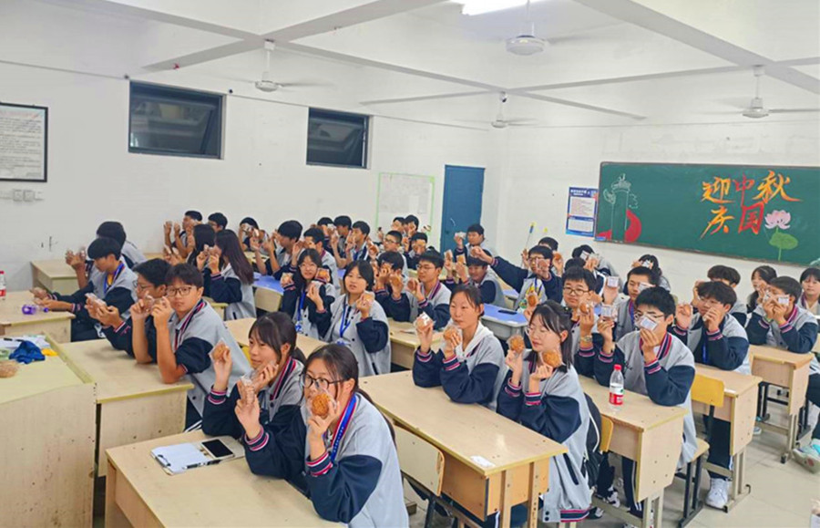 2023级工程造价3+2（2）班 中秋月饼照片.jpg