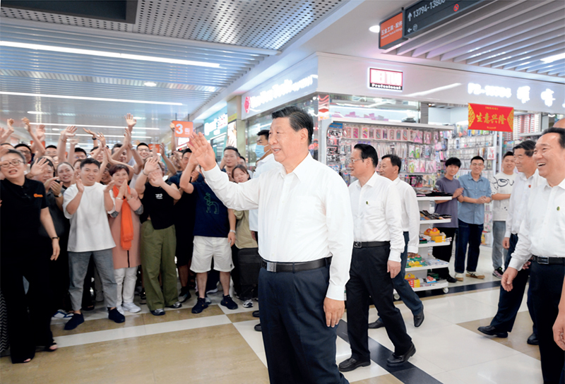 2023年9月20日至21日，，，，，，中共中央总书记、国家主席、中央军委主席习近平在浙江考察。。。。。。。。这是20日上午，，，，，，习近平在义乌国际商贸城考察时，，，，，，同商户亲切交流。。。。。。。。 新华社记者 李学仁/摄