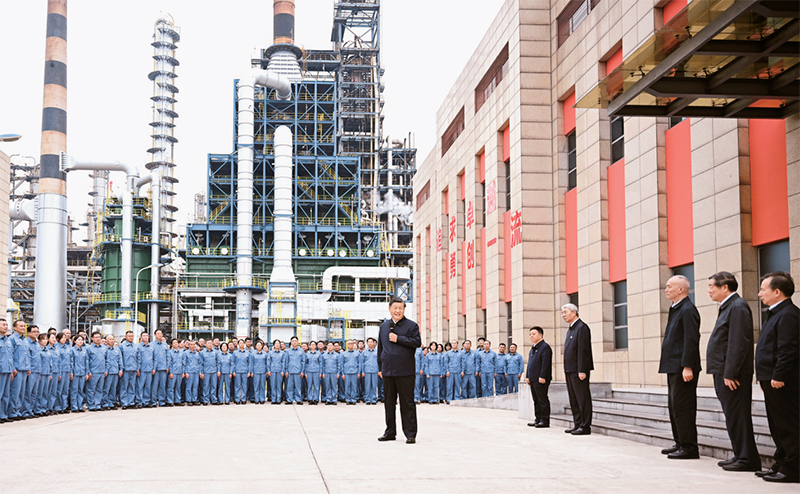 2023年10月10日至13日，，，，，，中共中央总书记、国家主席、中央军委主席习近平在江西考察。。。。。。。。这是10日下午，，，，，，习近平在中国石化九江分公司考察时，，，，，，同企业员工亲切交流。。。。。。。。 新华社记者 谢环驰/摄