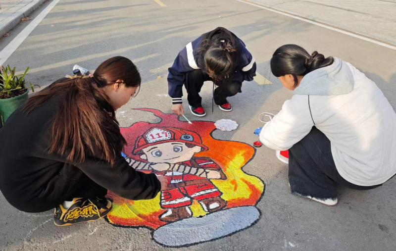 开展消防主题井盖绘画活动（1）.png
