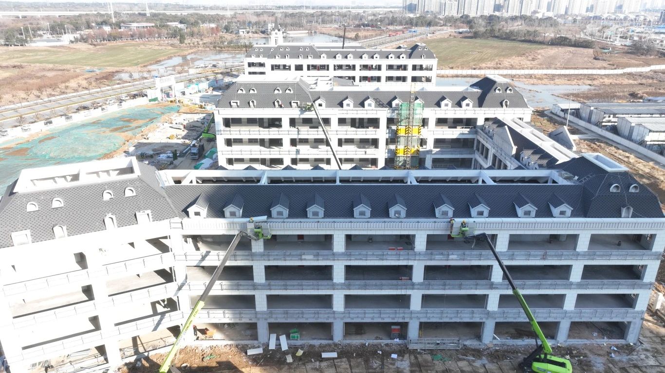 跑好龙年“第一棒”正当其时。。。。。五分公司各项目管理人员积极响应项目建设要求，，，，，，，，大年初四全员到岗，，，，，，，，召开全体班组复工复产会议，，，，，，，，制定了分部分项工程的复工时间节点，，，，，，，，为全面复工复产奠定坚实基础。。。。。分公司领导现场检查指导工作，，，，，，，，要求项目部全方位安排，，，，，，，，提前谋划。。。。。在复工复产的同时要做到全员三级安全教育，，，，，，，，杜绝一切盲目不安全的复工复产。。。。。努力营造大干快上局面，，，，，，，，工人们在现场干的热火朝天，，，，，，，，管理人员也时刻为工人安全生产保驾护航。。。。。.JPG