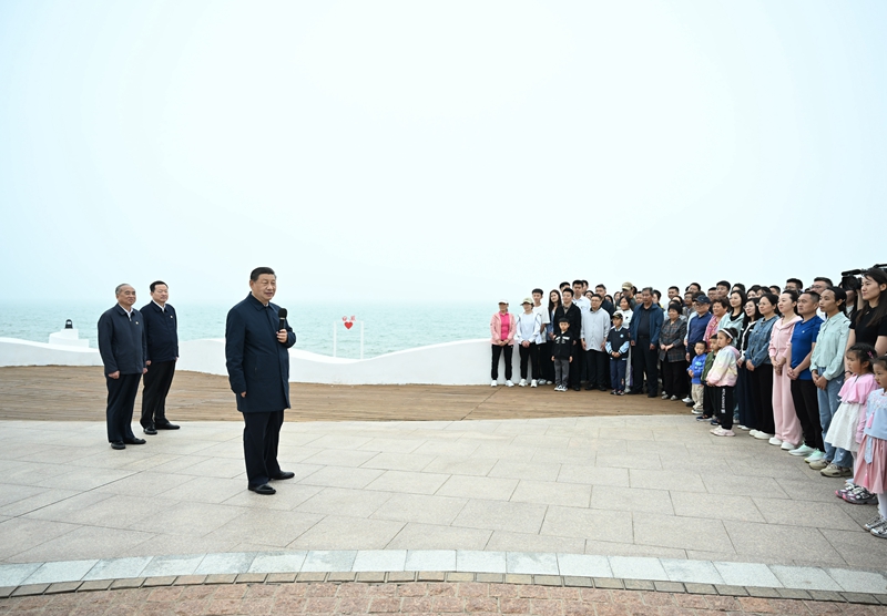 5月22日至24日，，，，，，，，中共中央总书记、国家主席、中央军委主席习近平在山东考察。。。。。。。。这是22日下午，，，，，，，，习近平在日照市阳光海岸绿道同市民和游客亲切交流。。。。。。。。
