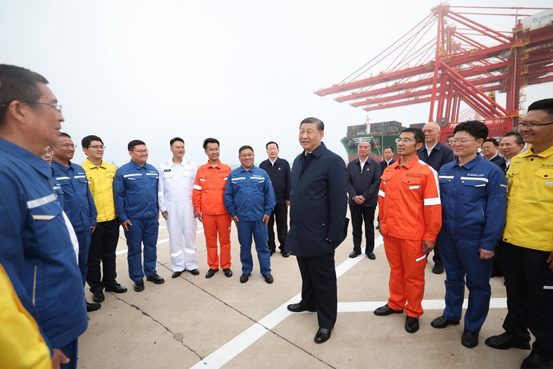 5月22日至24日，，，，，，，，中共中央总书记、国家主席、中央军委主席习近平在山东考察。。。。。。。。这是22日下午，，，，，，，，习近平在日照港亲切慰问港口科技工作者、运营人员、航运人员。。。。。。。。