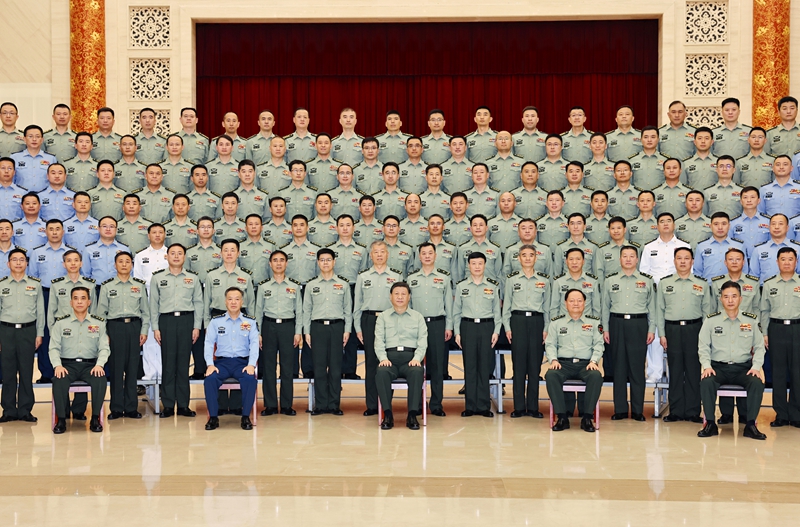 5月22日至24日，，，，，，，，中共中央总书记、国家主席、中央军委主席习近平在山东考察。。。。。。。。这是23日上午，，，，，，，，习近平在济南亲切接见驻济南部队上校以上领导干部，，，，，，，，代表党中央和中央军委向驻济南部队全体官兵致以诚挚问候。。。。。。。。