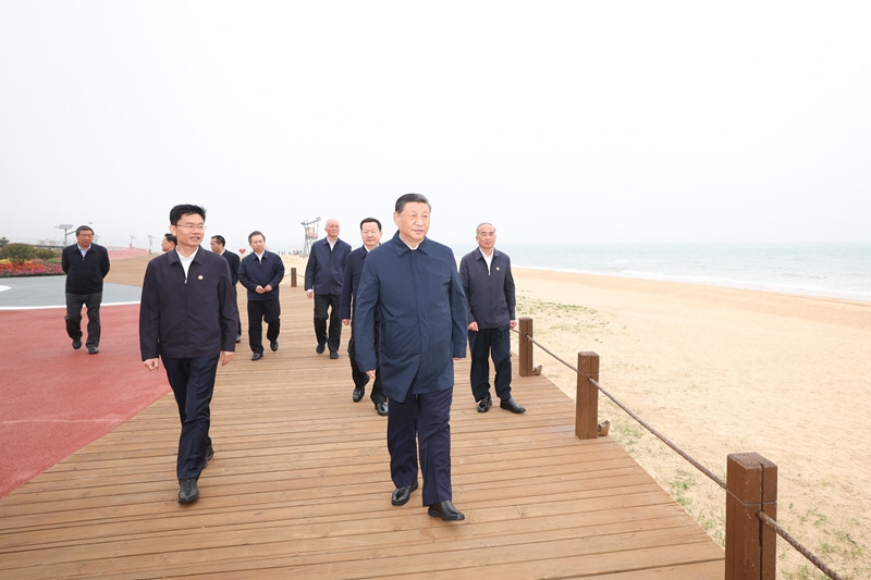 5月22日至24日，，，，，，，，中共中央总书记、国家主席、中央军委主席习近平在山东考察。。。。。。。。这是22日下午，，，，，，，，习近平在日照市阳光海岸绿道考察。。。。。。。。