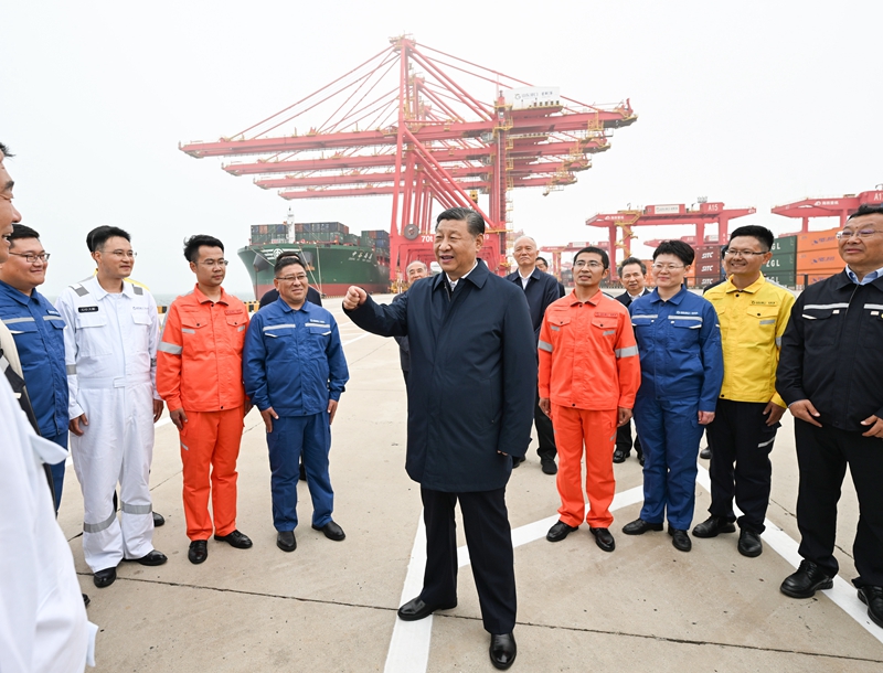??5月22日至24日，，，，，，，，中共中央总书记、国家主席、中央军委主席习近平在山东考察。。。。。。。。这是22日下午，，，，，，，，习近平在日照港亲切慰问港口科技工作者、运营人员、航运人员。。。。。。。。 