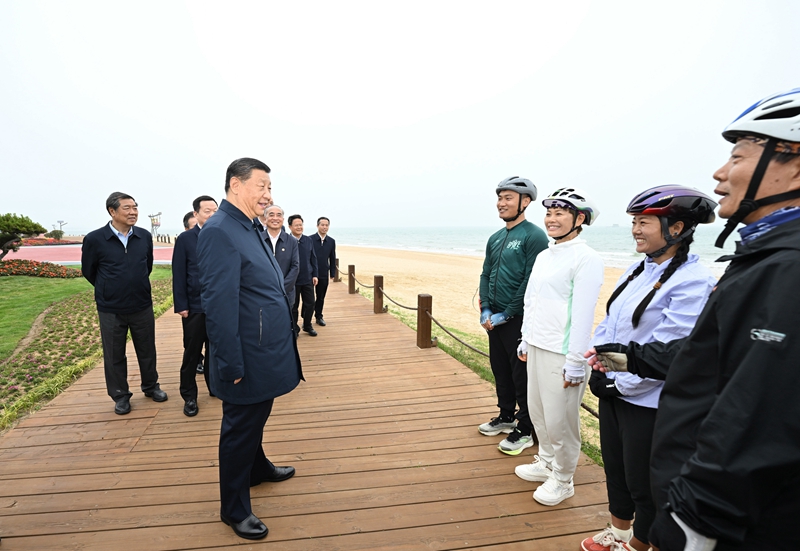 5月22日至24日，，，，，，，，中共中央总书记、国家主席、中央军委主席习近平在山东考察。。。。。。。。这是22日下午，，，，，，，，习近平在日照市阳光海岸绿道同市民亲切交流。。。。。。。。