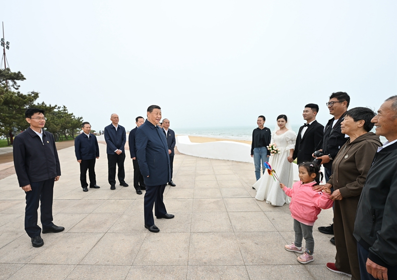 5月22日至24日，，，，，，，，中共中央总书记、国家主席、中央军委主席习近平在山东考察。。。。。。。。这是22日下午，，，，，，，，习近平在日照市阳光海岸绿道同市民亲切交流。。。。。。。。